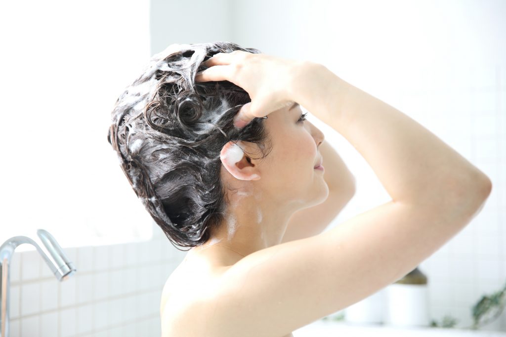 髪を洗う時に、毛髪補修効果のあるシャンプー＆トリートメントをするだけで簡単ヘアケア。