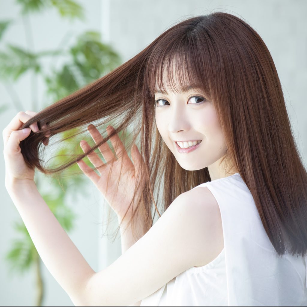 それは、髪のダメージを抑えて髪を染められるということ。