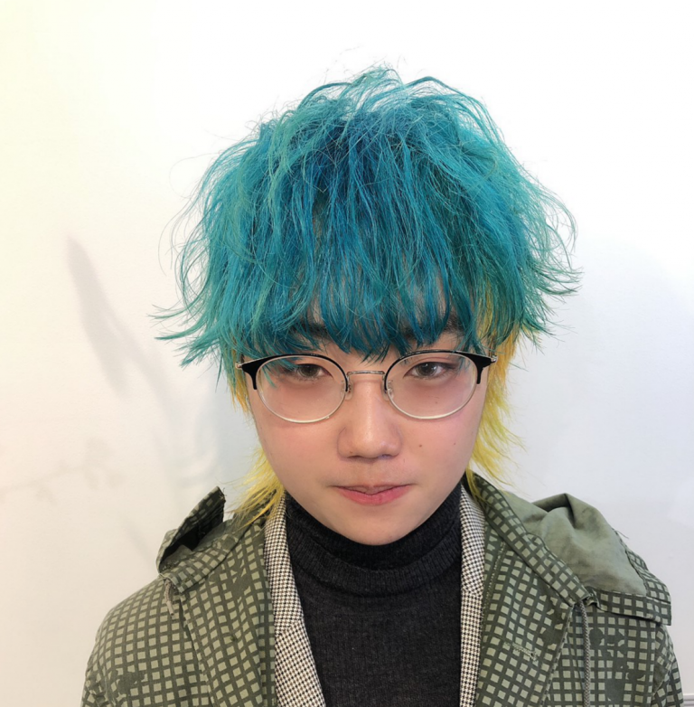 青緑×黄ツートーンカラーのメンズショート派手髪