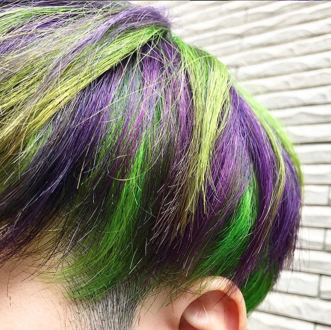 緑×紫でエヴァンゲリオン初号機を再現したメンズの派手髪ショート
