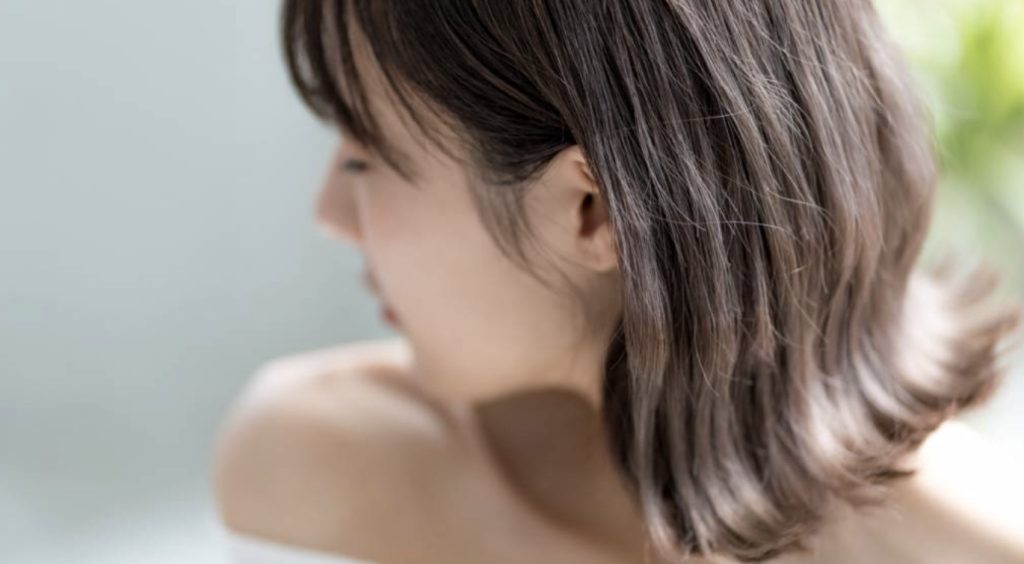 短めヘアは透け感カラーでエアリーに