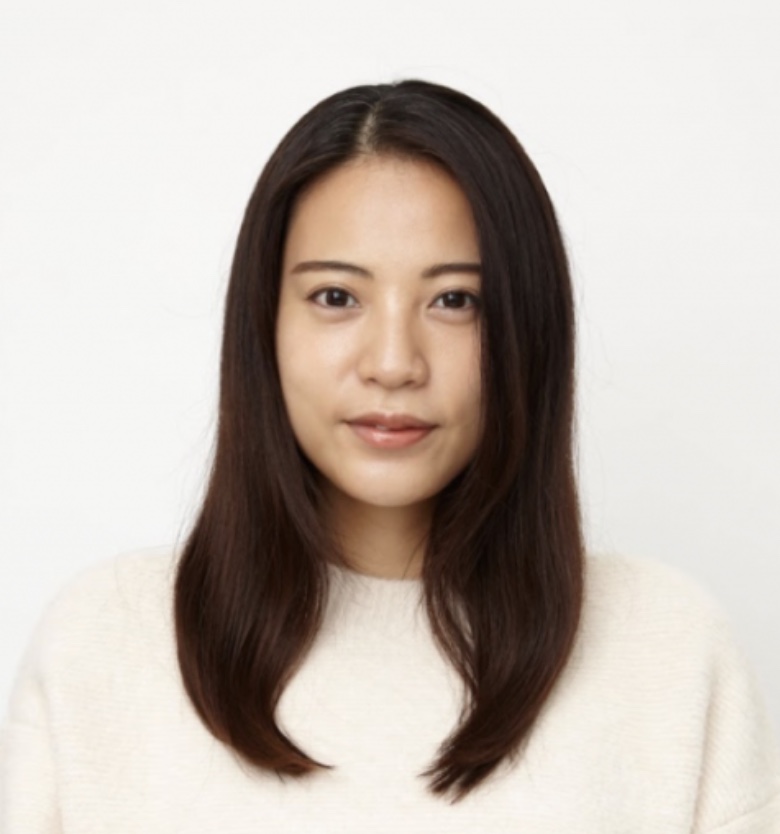 内巻きワンカールは女性らしい可愛いロングパーマ。